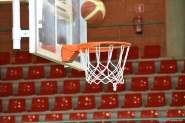 Balón a canasta en el pabellón Miguel Buigues
