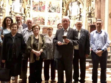 Delegación de Benitatxell junto al Santo Cáliz