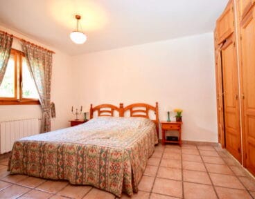 Dormitorio con cama doble Villadom Spain