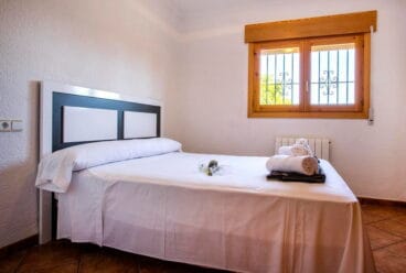Dormitorio doble en casa Monica Águila Rent a Villa