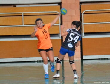 Elena Hierro lanzando a puerta