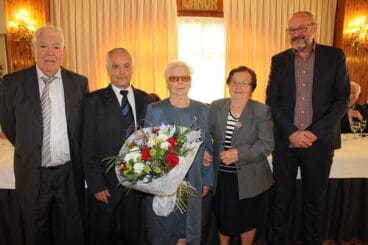 Entrega del ramo a la socia de mayor edad