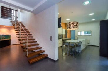 Escalera de acceso Property Finder Spain