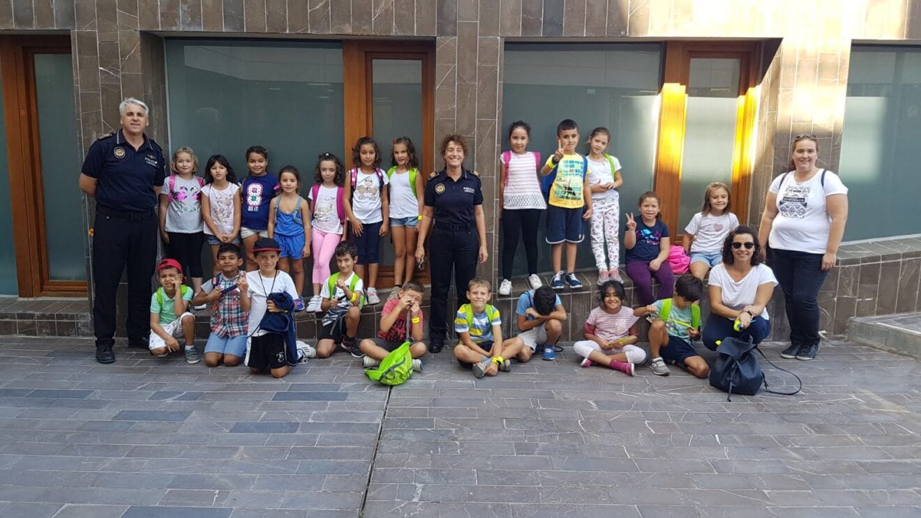 Alumnos del colegio Port de Xàbia visitan el retén de la policía