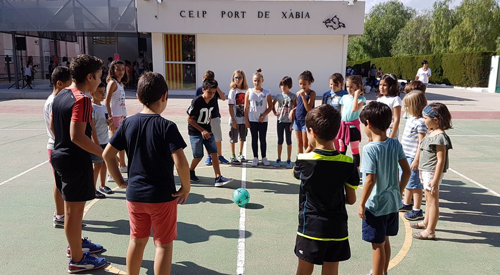 Juegos populares por el 9 octubre colegio Port de Xàbia