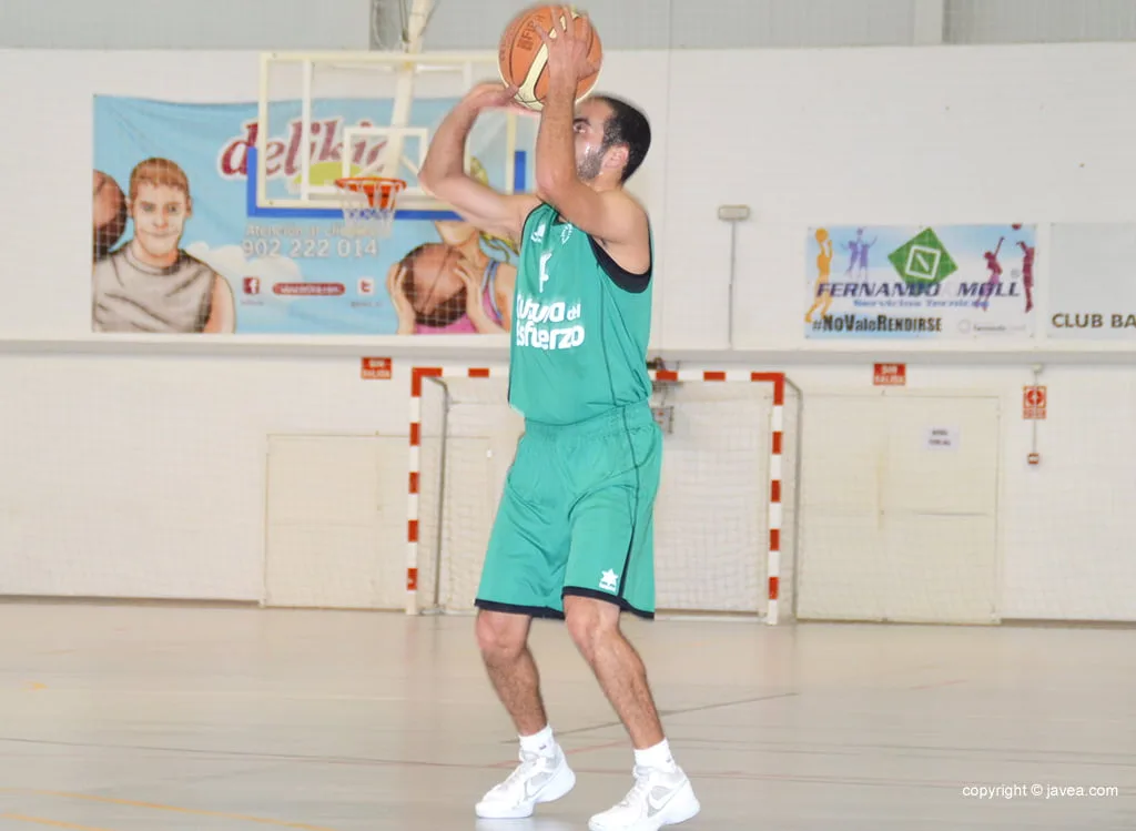 Jugador xabiero lanzando un tiro