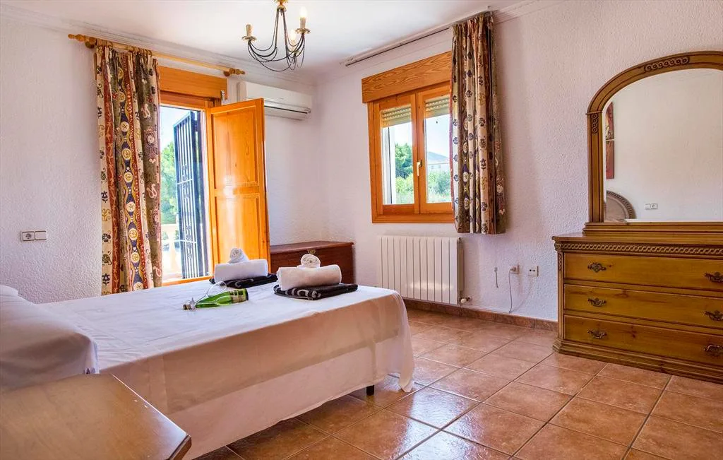 Luminoso dormitorio Casa Monica Aguila Rent a Villa
