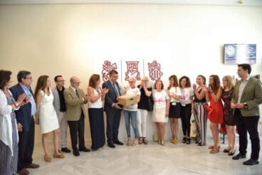 María ferrer en la entrega de firmas a la Generalitat