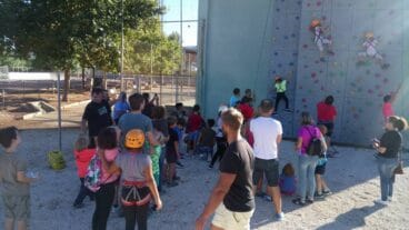 Padres viendo la escalada de los niños