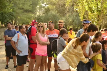 Público y participantes esperando la rifa de la bicicleta