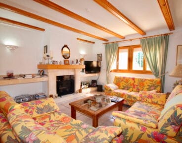 Sala de estar con chimenea Villadom Spain