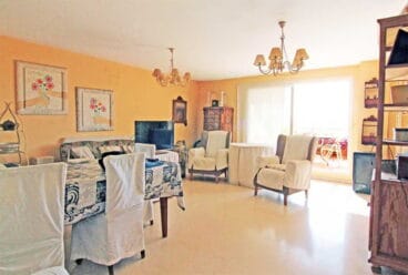 Amplia sala de estar MORAGUESPONS Mediterranean Houses