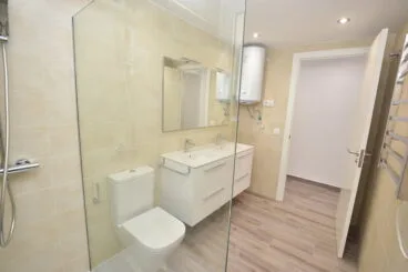 Baño reformado de alta calidad Reformas Integrales Macamon