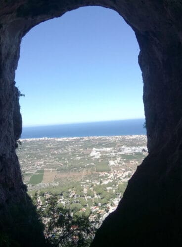 Bella estampa desde la cueva de la punta