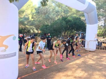 Chicas en la línea de salida del cross local de Xàbia