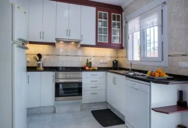 Cocina abierta Casa Melani Aguila Rent a Villa