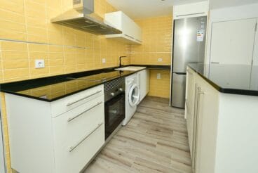Cocina amarilla Reformas Integrales Macamon