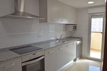 Cocina blanca Reformas Integrales Macamon