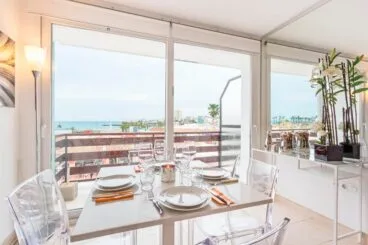 Comedor con vistas al mar Aguila Rent a Villa