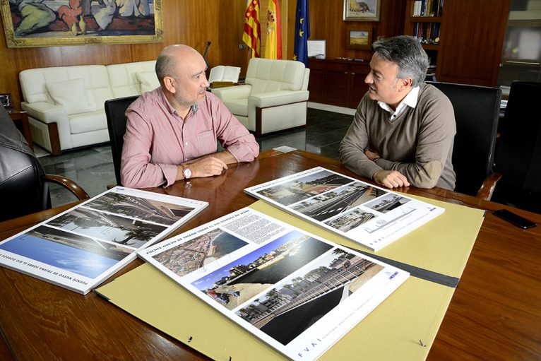 Concejal de Obras y el alcalde de Xàbia con el proyecto del puente de Triana