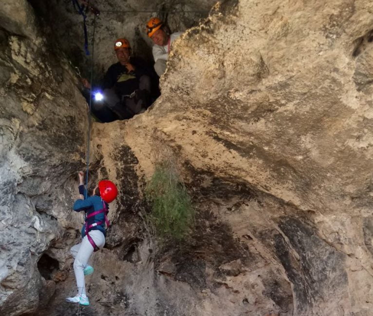 Disfrutando de la experiencia en la Cueva de la Punta