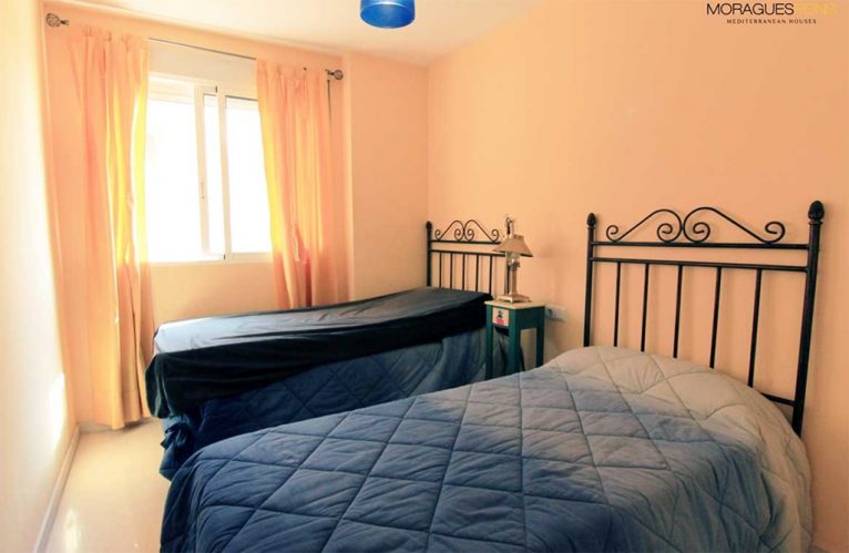 MORAGUESPONS спальня с двуспальной кроватью средиземноморские дома