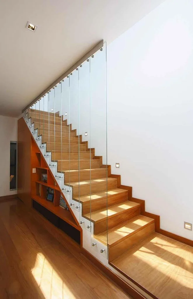 Escalera madera Reformas Integrales Macamon