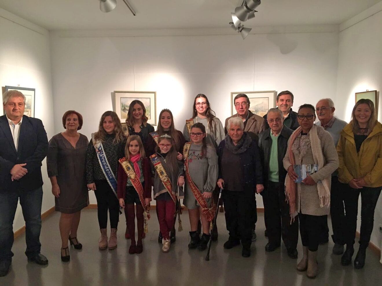 Exposición Rosa Cortell, cuadros donados a Cáritas