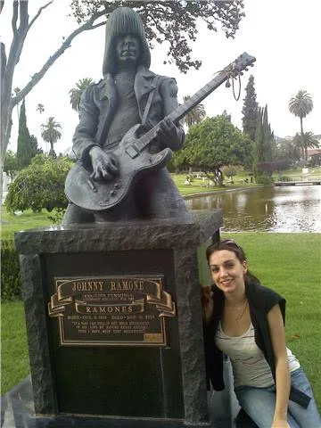 Rosa Mayans junto a la tumba de los Ramones Dee Ramone