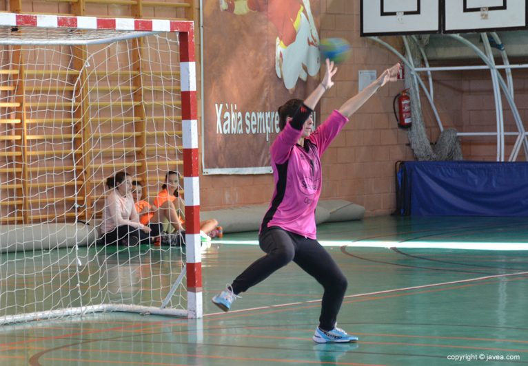 Julia Banyuls portera del cadete del Club Handbol Xàbia