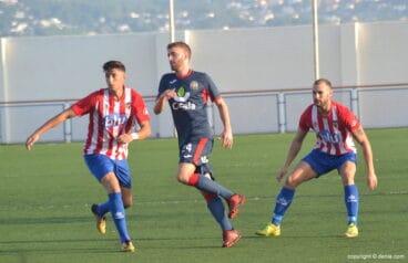 Kiko y Carles disputando el balón