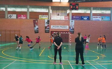 Las jugadoras trabajando mientras las técnicas controlan sus acciones