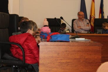 Los pequeños fueron recibidos por el alcalde