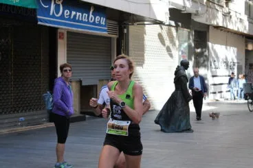 Mª Isabel Ferrer atravensando el centro de Gandía