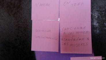 Mensajes en el lazo morado