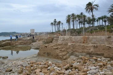Muro que limita chalé de yacimiento y de la cala