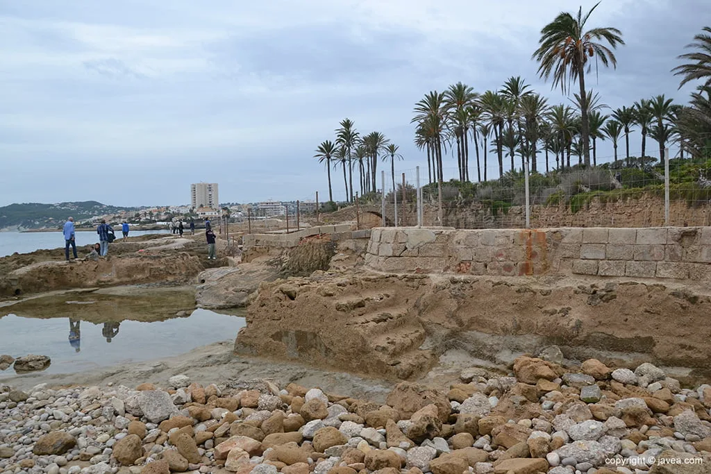 Muro que limita chalé de yacimiento y de la cala