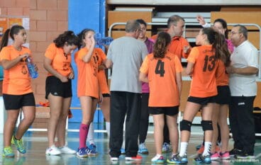 Pep Hierro con sus jugadoras