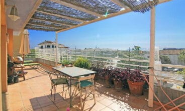 Terraza soleada Piso MORAGUESPONS Mediterranean Houses