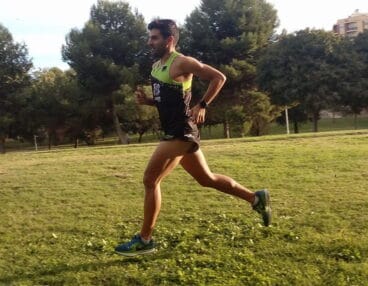 Toni Soler corriendo en el cauce del río