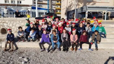 Alumnos del Port de Xàbia tras depositar la carta