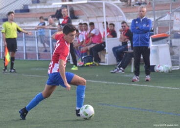 Álvaro conduciendo la pelota