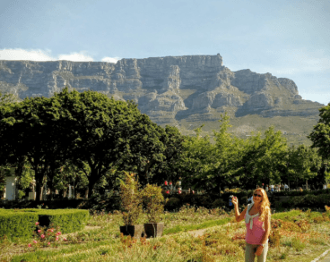Con la table mountain detrás en Cape Town, Sud África.