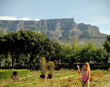 Con la table mountain detrás en Cape Town, Sud África.