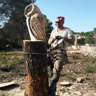 El xabiero esculpiendo una escultura