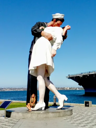 En la estatua del beso en San Diego, California