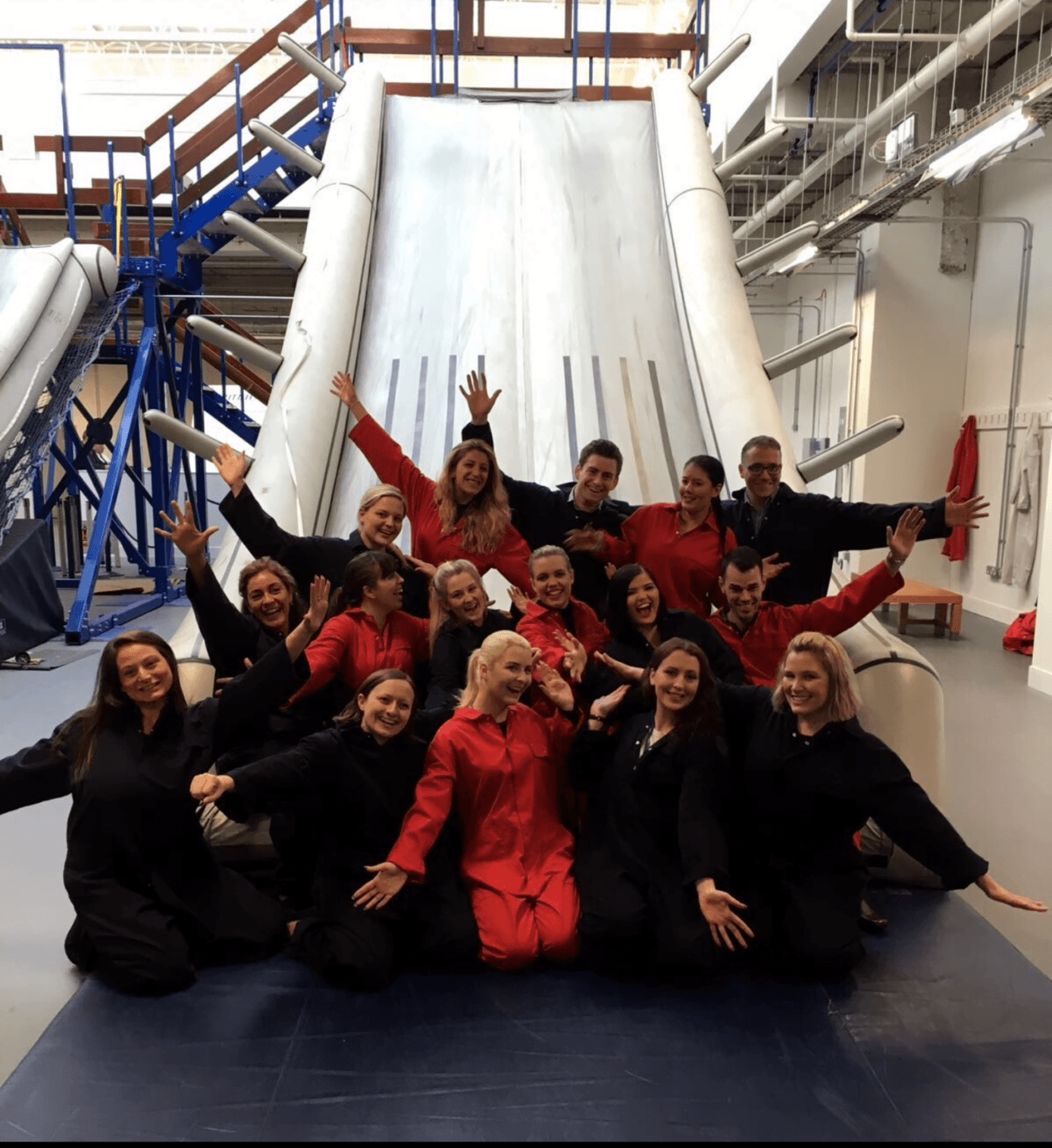 Foto de grupo practicando evacuaciones en las rampas del avión