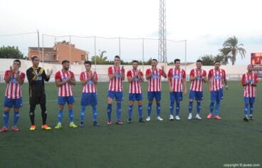 Jugadores saludando antes de un partido