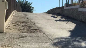 La calle muestra el mallado del asfaltado