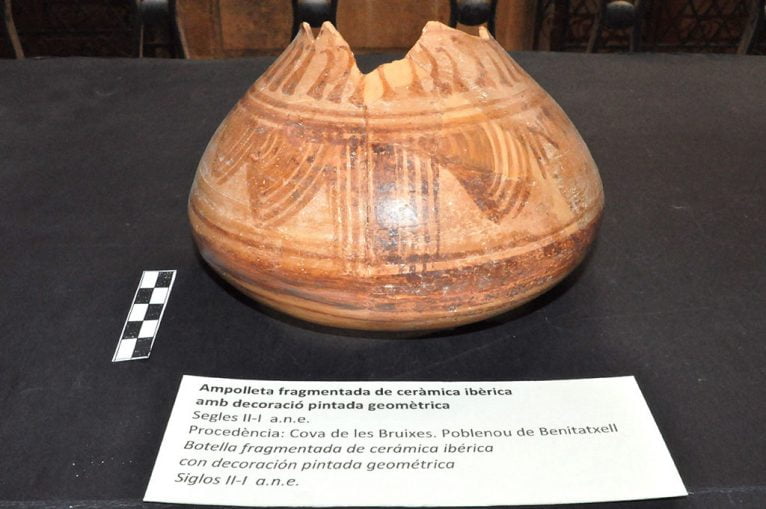 Pieza de cerámica encontrada en la Cova de les Bruixes